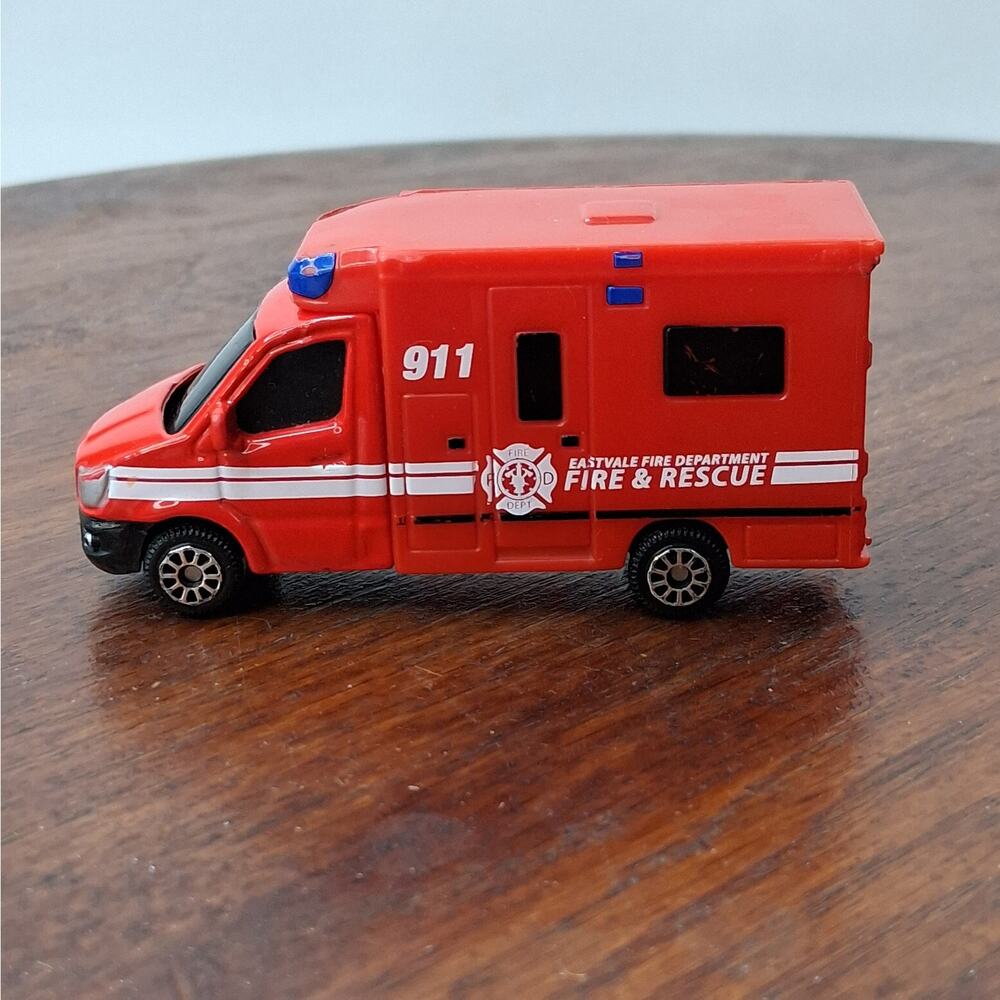 Maisto Adventure Force 1:64 Scale Toy Eastvale Fire & Rescue Ambulance Red